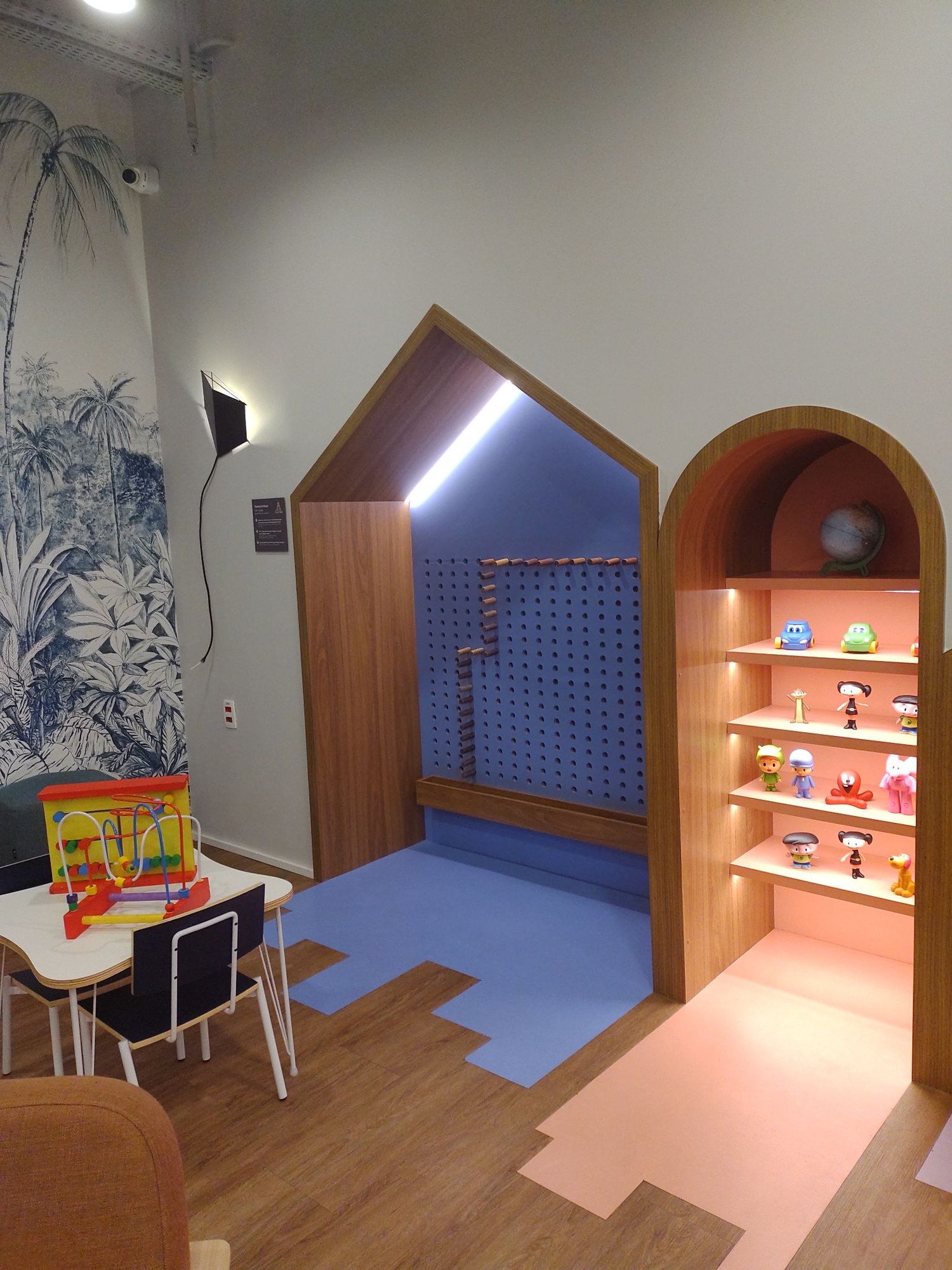 Casinha de brinquedo na sala de atendimento