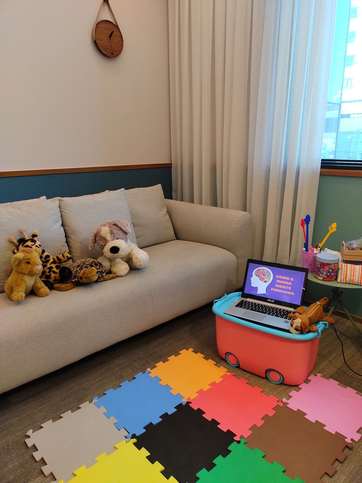 Sala lúdica com tapete de EVA e brinquedos