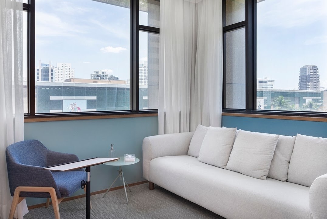 Sala com vista da cidade